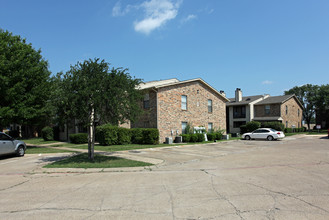 Emerald Gardens in Ennis, TX - Building Photo - Building Photo