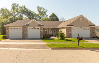 The Villas of Walden Woods in Rockford, IL - Building Photo - Building Photo