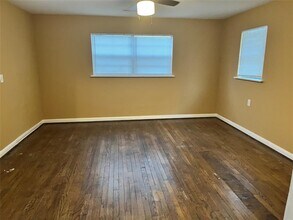 4907 Sycamore Ave in Pasadena, TX - Building Photo - Building Photo