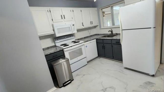 72 Propose Rd in Shirley, NY - Foto de edificio - Building Photo