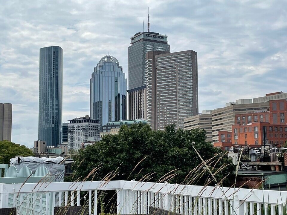 33 Lawrence St in Boston, MA - Building Photo