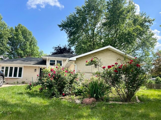 28W775 Grommon Rd in Naperville, IL - Building Photo - Building Photo