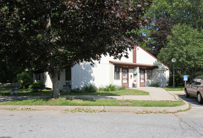 Grosso Gardens in Groton, CT - Building Photo - Building Photo