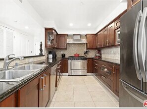 1621 Barry Ave, Unit Barry ave in Los Angeles, CA - Building Photo - Building Photo