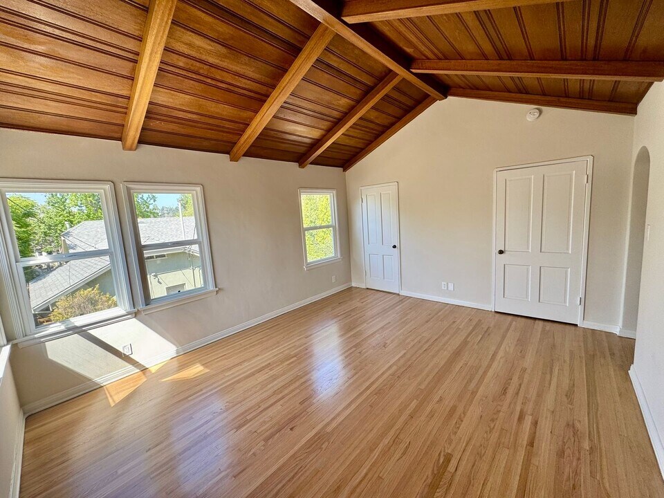 3363 Madera Ave in Los Angeles, CA - Building Photo