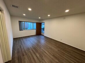457 Oak St, Unit D in Glendale, CA - Foto de edificio - Building Photo