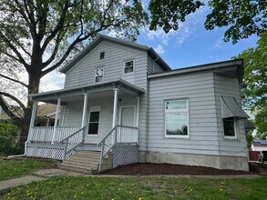 704 W Monroe St in Bloomington, IL - Building Photo - Building Photo