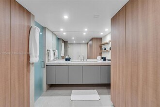 3 Grove Isle Dr in Coral Gables, FL - Building Photo - Building Photo