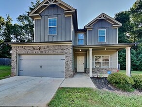 400 Louise Way in Locust Grove, GA - Foto de edificio - Building Photo