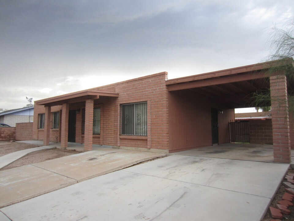2942 W Camino Bueno in Tucson, AZ - Building Photo