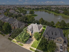 7711 Summer Shore Dr in Rosenberg, TX - Building Photo