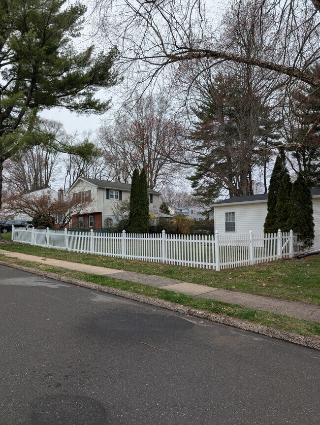 1484 Nevarc Rd in Warminster, PA - Foto de edificio - Building Photo