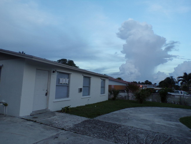 1572 W 31st St in West Palm Beach, FL - Building Photo - Building Photo