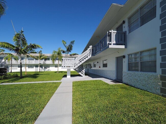 1045 NE 39th Dr-Unit -12 in Oakland Park, FL - Building Photo - Building Photo
