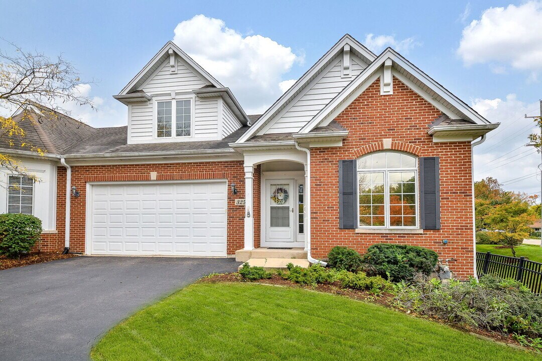 325 Delnor Glen Dr in St. Charles, IL - Building Photo