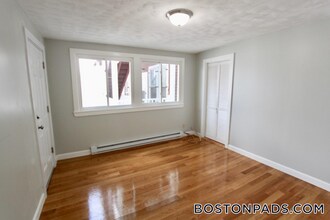 94 E Cottage St, Unit 3 in Boston, MA - Foto de edificio - Building Photo