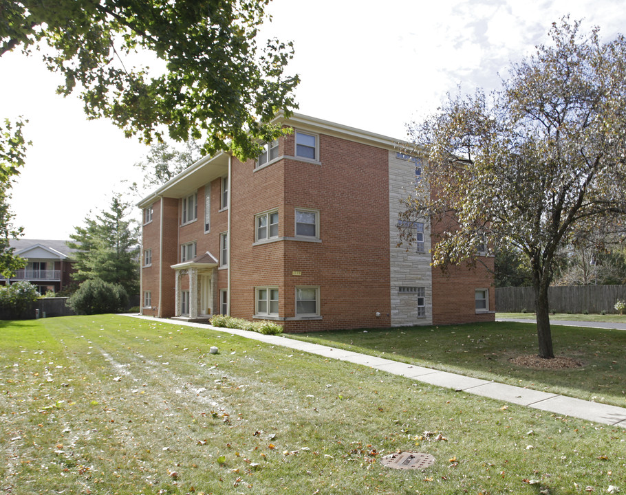 Woodview Lane in Glenview, IL - Building Photo