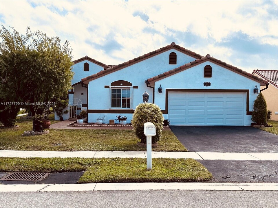 461 NW 190th Ave in Pembroke Pines, FL - Building Photo