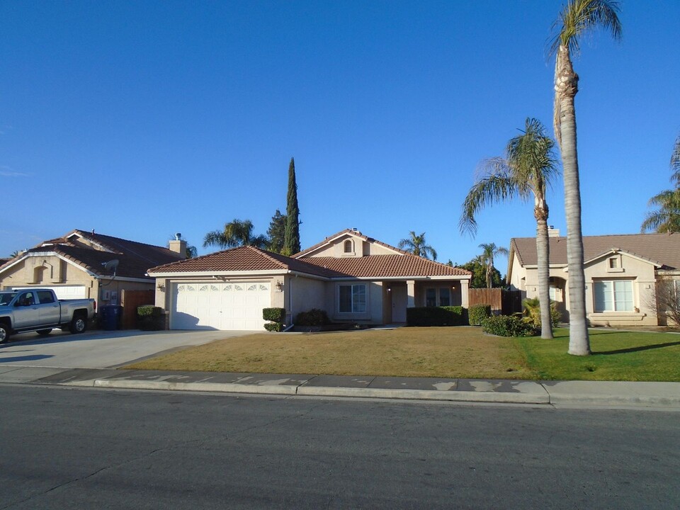 5319 Silvergate St in Bakersfield, CA - Building Photo