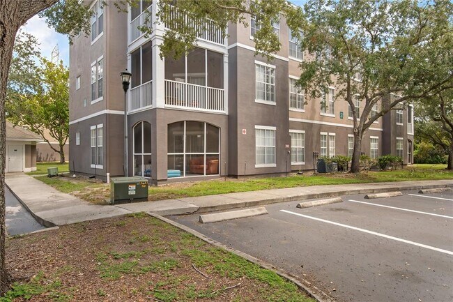 9301 Crescent Loop Cir in Tampa, FL - Building Photo - Building Photo