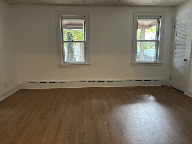 34 Sand St, Unit 1st floor apartment in Port Chester, NY - Foto de edificio - Building Photo