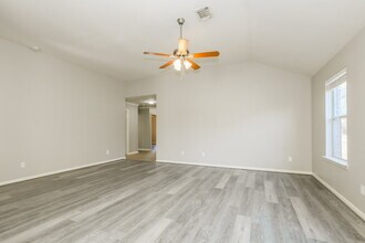 11747 Elizabeth Ct in Pinehurst, TX - Foto de edificio - Building Photo