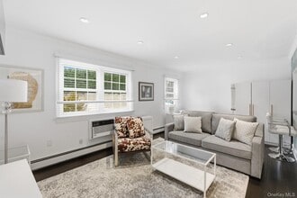 26 Layton Ave in Southampton, NY - Building Photo - Building Photo