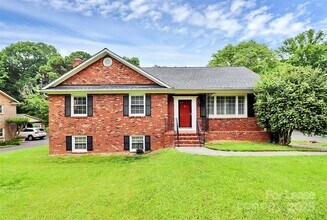 6908 Lancer Dr in Charlotte, NC - Foto de edificio - Building Photo