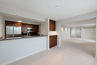 911 N Kings Rd, Unit 103 in West Hollywood, CA - Building Photo - Building Photo