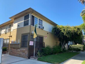 1727 N Garfield Pl in Los Angeles, CA - Foto de edificio - Building Photo
