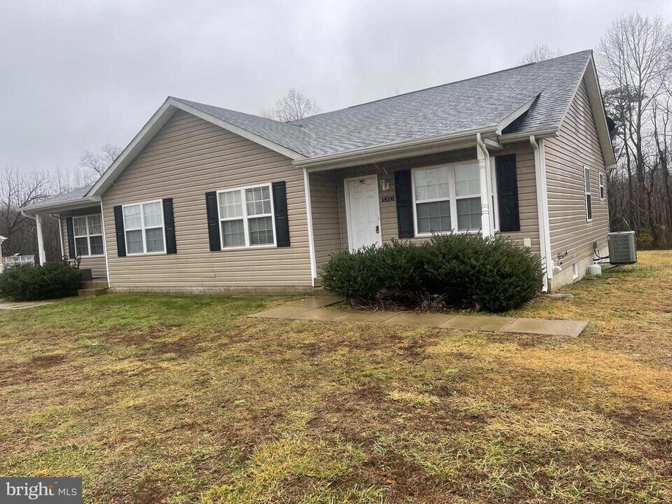 1080 Finchs Hill Rd in Warsaw, VA - Building Photo