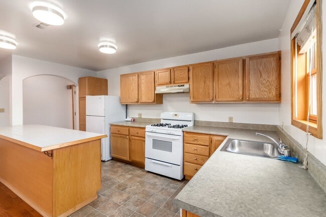 2037 Clinton Ave in Alameda, CA - Building Photo - Building Photo