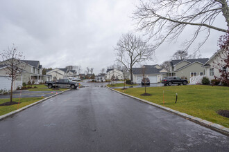 Country Woods Village in Riverhead, NY - Foto de edificio - Building Photo