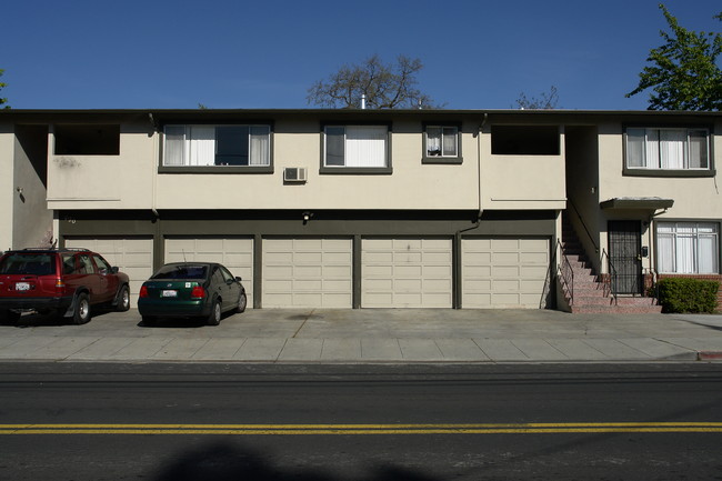 490 Oak Ave in Redwood City, CA - Foto de edificio - Building Photo