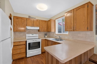 10 Baker St in Wasaga Beach, ON - Building Photo - Building Photo