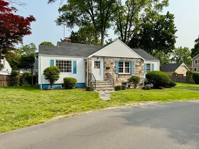 14 Hedge Dr in Norwalk, CT - Building Photo - Building Photo