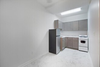 3727 N Pine Grove Ave, Unit 203 in Chicago, IL - Building Photo - Building Photo