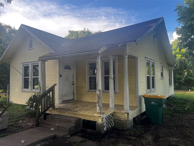 property at 701 S Oak St
