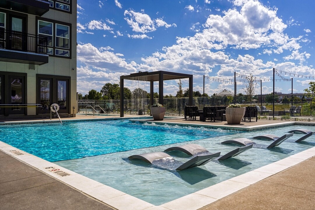 Alexan Montview Plaza in Aurora, CO - Foto de edificio
