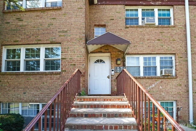 18 College Dr in Edison, NJ - Building Photo - Building Photo