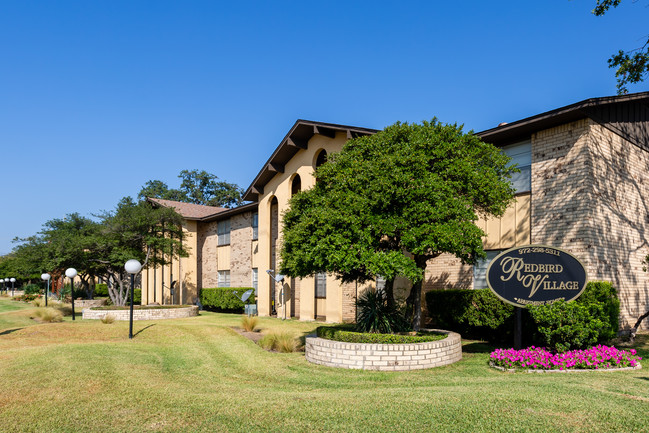 Redbird Village Apartments in Duncanville, TX - Foto de edificio - Building Photo