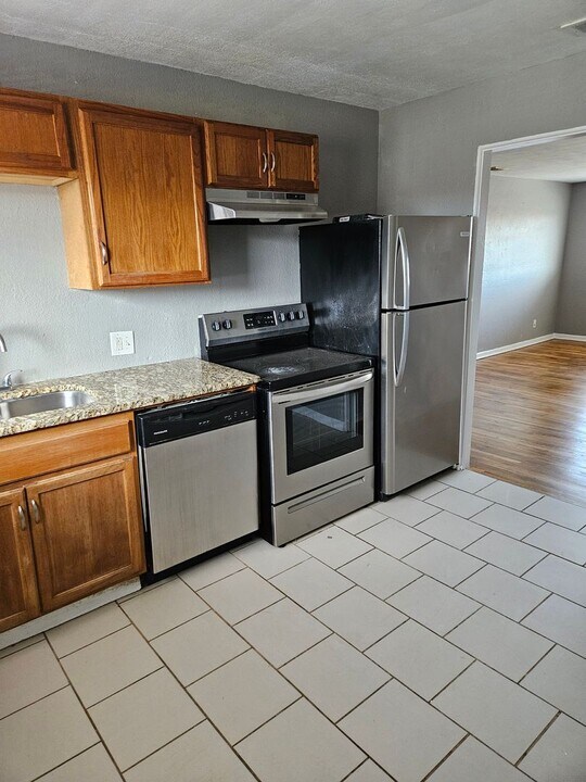 1021 Forest Ct-Unit -B11 1021 14 in Kansas City, KS - Building Photo