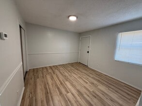 8136 Troost Ave in Kansas City, MO - Foto de edificio - Building Photo