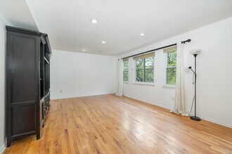 743 10th St in Secaucus, NJ - Foto de edificio - Building Photo