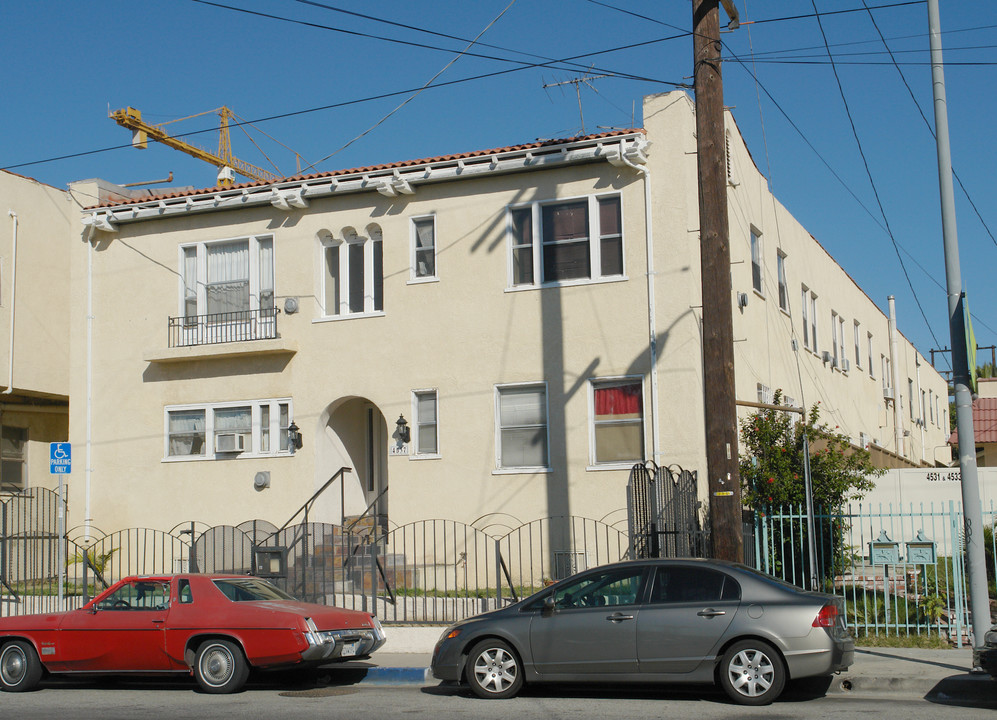 4537 Fountain Ave in Los Angeles, CA - Foto de edificio