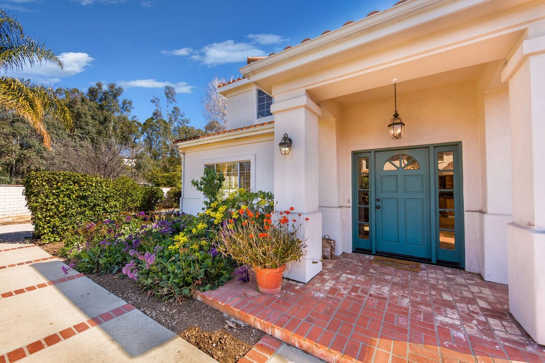 4521 Hollister Ave in Santa Barbara, CA - Building Photo