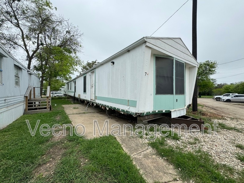 4040 SW Military Dr in San Antonio, TX - Building Photo