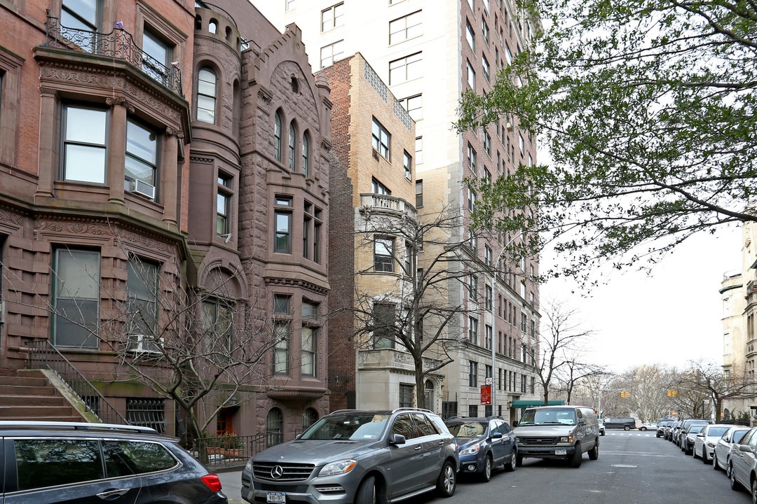 330 W 76th St in New York, NY - Building Photo