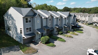 19 Hawthorne Dr in New London, CT - Building Photo - Building Photo