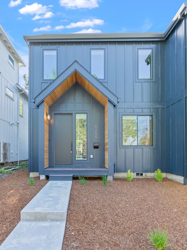 6255 SE 49th Ave in Portland, OR - Building Photo - Building Photo